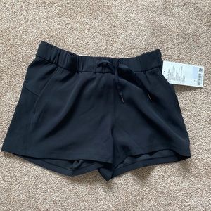 NWT Lululemon On The Fly Short- 2.5” Woven Black Size 8!